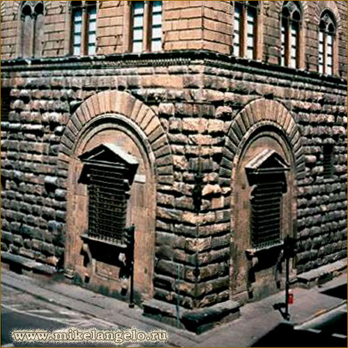 «Коленопреклоненные окна» Палаццо Медичи. Микеланджело / www.mikelangelo.ru